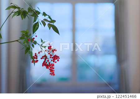 竹に生けられた南天、チューリップ、バラのお正月飾り 122451466