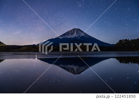 【山梨県】満天の星空の下、精進湖から望む富士山 122451850