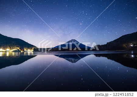 【山梨県】満天の星空の下、精進湖から望む富士山 【山梨県】満天の星空の下、精進湖から望む富士山 122451852