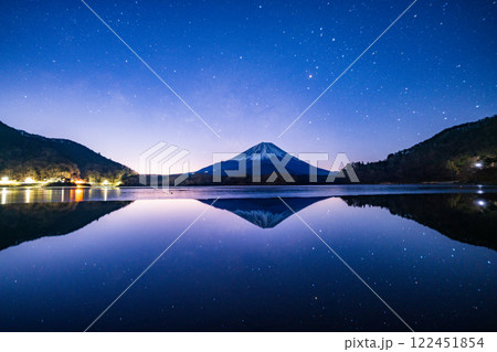 【山梨県】満天の星空の下、精進湖から望む富士山 122451854