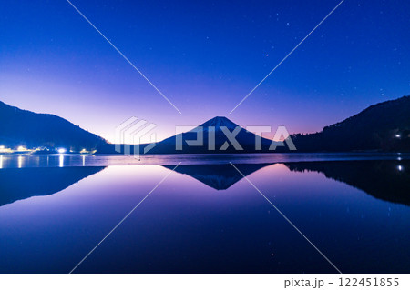 【山梨県】満天の星空の下、精進湖から望む富士山 122451855