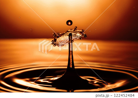 落下するコーヒー　雫 122452484