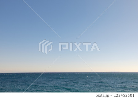 冬の日の晴れて風の強い水平線と青空 冬の日の晴れて風の強い水平線と青空 122452501