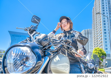 横浜をツーリングする女性ライダー 122452922