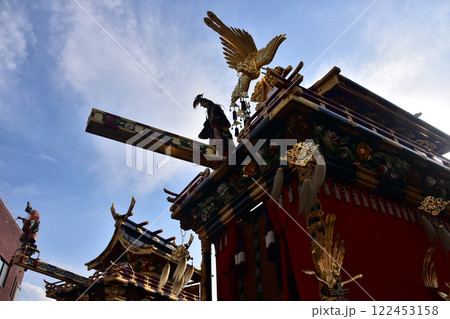 日本の岐阜県高山市　春の高山祭の曳き揃え　からくり人形屋台の龍神台と石橋台 122453158