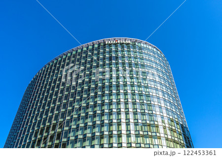 日本の横浜都市景観 新高島駅前の富士ゼロックスR＆Dスクエアなどを望む＝令和7年1月15日 122453361