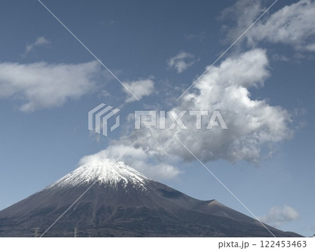 雲を吹き出す富士山 122453463