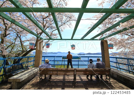 お花見や瀬戸内海を満喫する観光客(正福寺山公園) お花見や瀬戸内海を満喫する観光客(正福寺山公園) 122453485