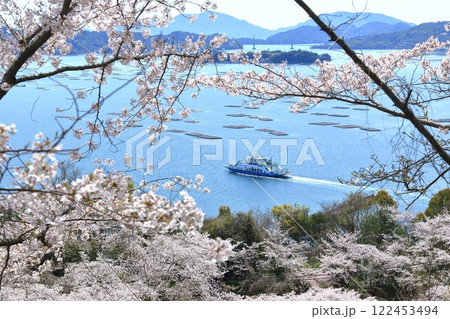 桜越しの大崎上島へ向かうフェリー 桜越しの大崎上島へ向かうフェリー 122453494