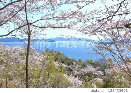 春の正福寺山公園(東広島市)から望む瀬戸内風景 春の正福寺山公園(東広島市)から望む瀬戸内風景 122453498