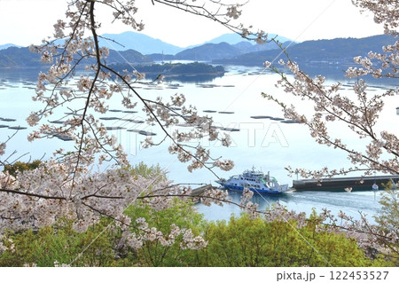 安芸津港から大崎上島へ向かうフェリー 122453527
