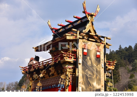岐阜県の高山市 春の高山祭屋台の総曳き揃え からくり人形の龍神台 屋台に上がる子供と美しい掛け軸 岐阜県の高山市 春の高山祭屋台の総曳き揃え からくり人形の龍神台 屋台に上がる子供と美しい掛け軸 122453998