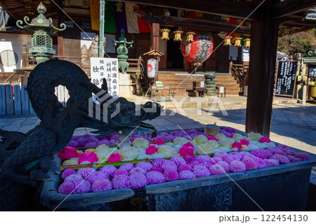 楊谷寺　花に飾られた手水舎 122454130