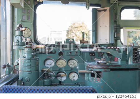 【北九州門司港九州鉄道記念館　電気機関車の運転席】 122454153