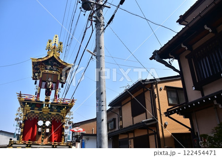 日本の岐阜県の高山市 春の高山祭 巡行する唐子の人形屋台と豪華な装飾 周辺の街並みと美しい青空 日本の岐阜県の高山市 春の高山祭 巡行する唐子の人形屋台と豪華な装飾 周辺の街並みと美しい青空 122454471