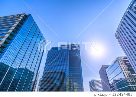 日本の横浜都市景観 新時代へ…横浜シンフォステージなどを望む…新高島駅前のビル群＝令和7年1月15日 122454493