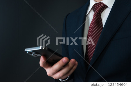 スーツを着たビジネスマン 122454604