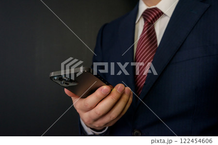 スーツを着たビジネスマン 122454606