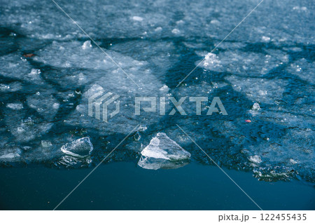 凍結した湖面に浮き上がる氷 122455435