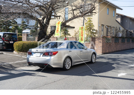 振り込め詐欺のぼりの前に停止している覆面パトカー 振り込め詐欺のぼりの前に停止している覆面パトカー 122455995