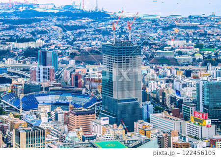 日本の横浜都市景観　横浜スタジアムや関内駅前のベースゲート横浜関内タワーなどを望む＝令和7年1月 122456105