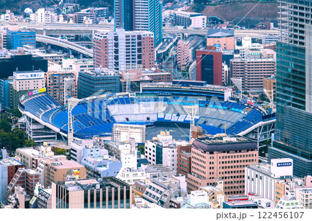 日本の横浜都市景観　横浜スタジアムや関内駅前のベースゲート横浜関内タワーなどを望む＝令和7年1月 122456107