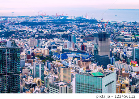 日本の横浜都市景観　横浜スタジアムや関内駅前のベースゲート横浜関内タワーなどを望む＝令和7年1月 122456112