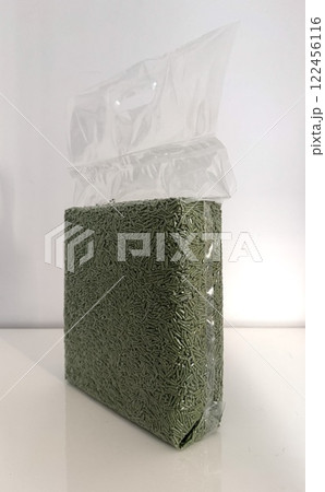 Vacuum transparent plastic bag with tofu litter pellets in green palette. Flushable Clumping Fast Drying Tofu Cat Ultra Absorbent Litter Pack. Premium eco litter, soluble in water. 122456116