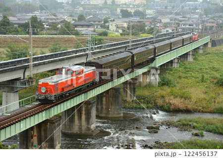 下碓氷川橋梁を渡るDLレトロ碓氷号 122456137
