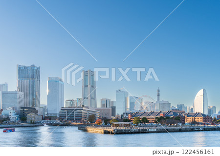 「神奈川県」快晴の横浜みなとみらい21の街並み 122456161