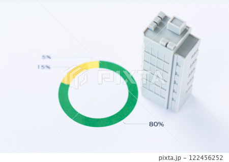 割合グラフと会社の企業ビル 122456252