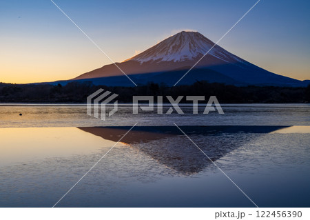 【山梨県】薄氷が張った精進湖と富士山 夜明け 【山梨県】薄氷が張った精進湖と富士山 夜明け 122456390