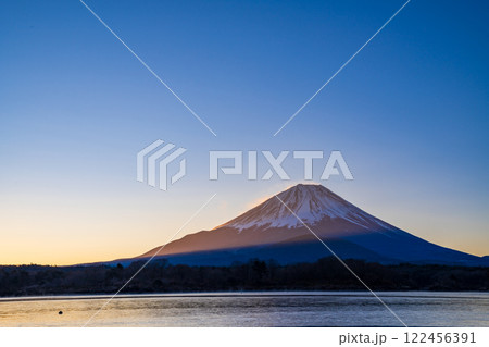 【山梨県】薄氷が張った精進湖と富士山　夜明け 122456391
