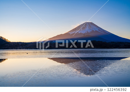【山梨県】薄氷が張った精進湖と富士山　夜明け 122456392