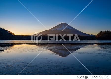 【山梨県】薄氷が張った精進湖と富士山　夜明け 122456393