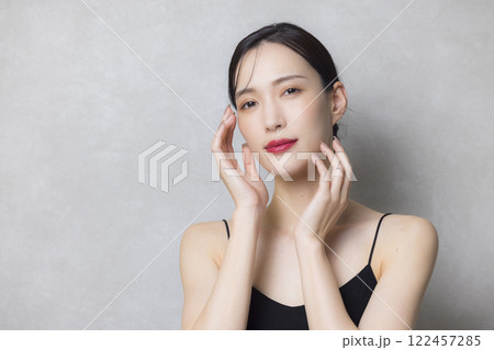 頬に手を当てる若い女性 頬に手を当てる若い女性 122457285