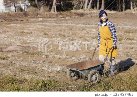 畑で働く女性の風景 122457463