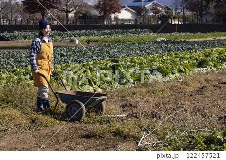 畑で働く女性の風景 122457521