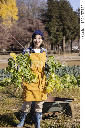 畑で働く女性の風景 畑で働く女性の風景 122457559