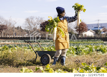 畑で働く女性の風景 122457585