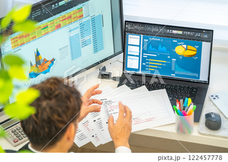 男性エンジニア　事業計画　分析　グラフ　ビジネスマン　1人 122457778