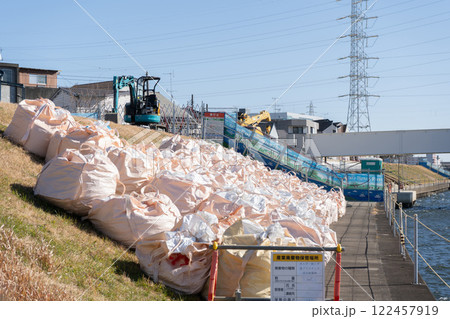 建設中の鶴見川人道橋 矢向・川崎市土手側横側工事の様子 122457919
