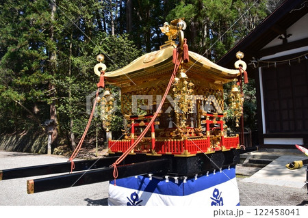 日本の岐阜県高山市　春の高山祭の日枝神社　境内に置かれた豪華な神輿　金色に輝く美しい装飾 122458041