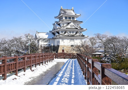 墨俣一夜城と太閤出世橋(岐阜県大垣市)雪と青空 墨俣一夜城と太閤出世橋(岐阜県大垣市)雪と青空 122458085