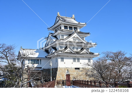 墨俣一夜城と太閤出世橋(岐阜県大垣市)雪と青空 墨俣一夜城と太閤出世橋(岐阜県大垣市)雪と青空 122458108