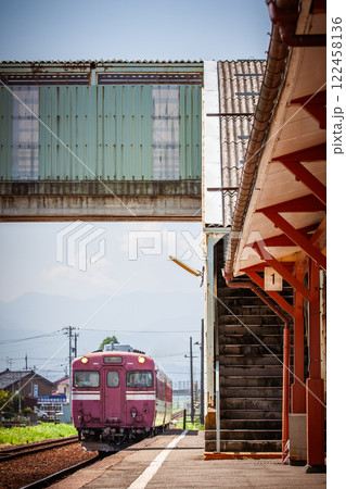 千里駅を入線する高山本線のキハ28 58高岡色 千里駅を入線する高山本線のキハ28 58高岡色 122458136