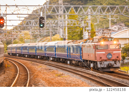島本駅を通過する寝台特急 日本海号 青森行き 122458138