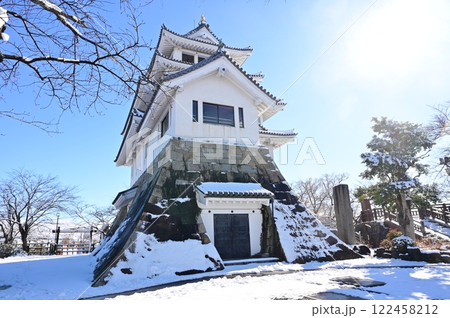 晴天の雪景色と墨俣一夜城（岐阜県大垣市） 122458212