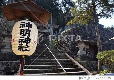 日本の岐阜県の高山市　春の高山祭期間中　神明神社の鳥居と奉納された提灯 122458219