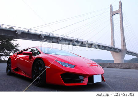 夕暮れのベイブリッジに佇むランボルギーニ 夕暮れのベイブリッジに佇むランボルギーニ 122458302